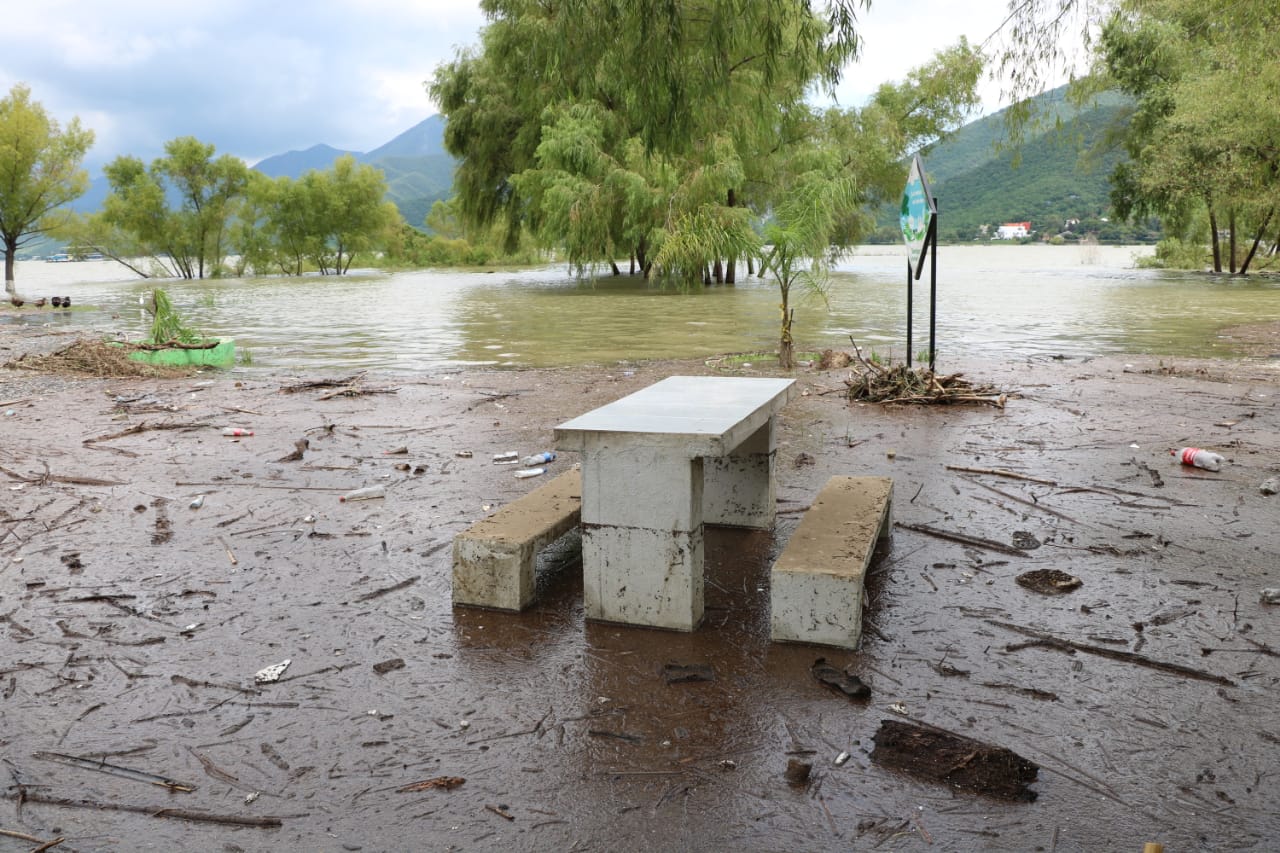 La Presa Rodrigo Gómez luce llena de basura tras inundacion de tormenta 'Fernand' (Foto: Leonel)