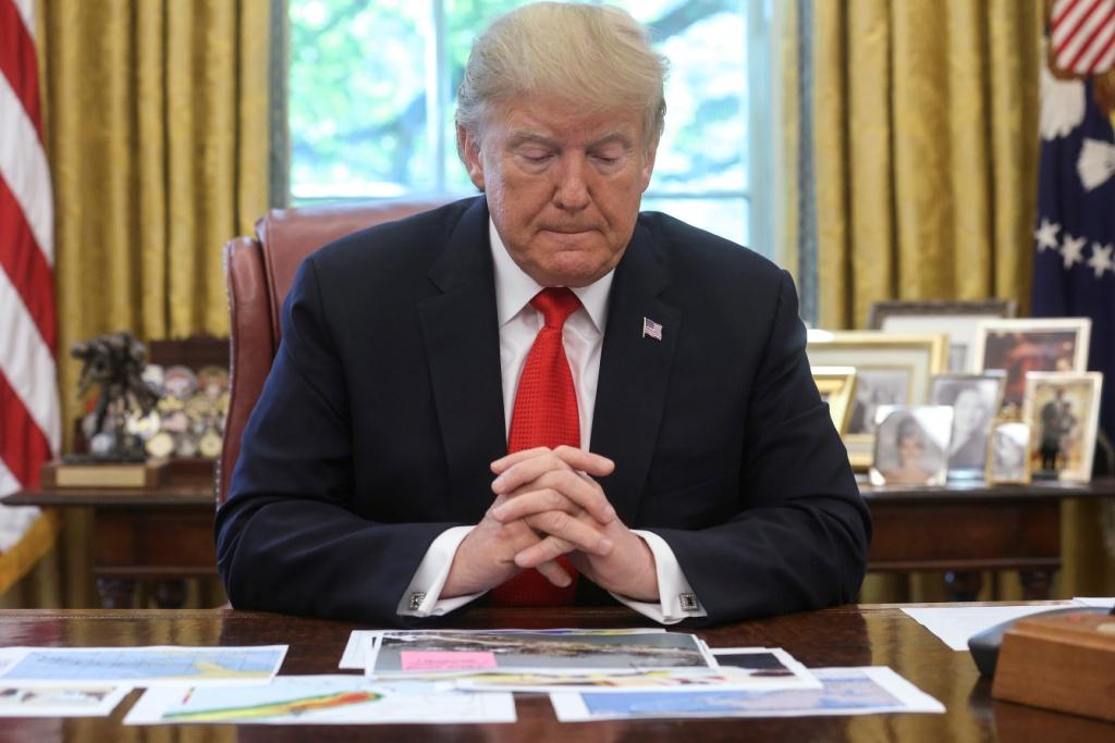 Ayer, Trump presentó en el Salón Oval de la Casa Blanca un mapa del Centro Nacional de Huracanes. Reuters