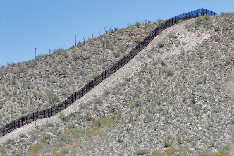 La valla se construirá donde se han reportado un gran número de familias migrantes en el último año. (AP)
