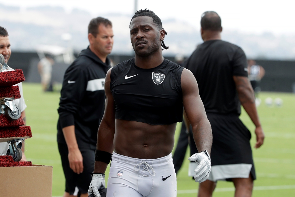 Antonio Brown podría ser suspendido de los Raiders (AP)