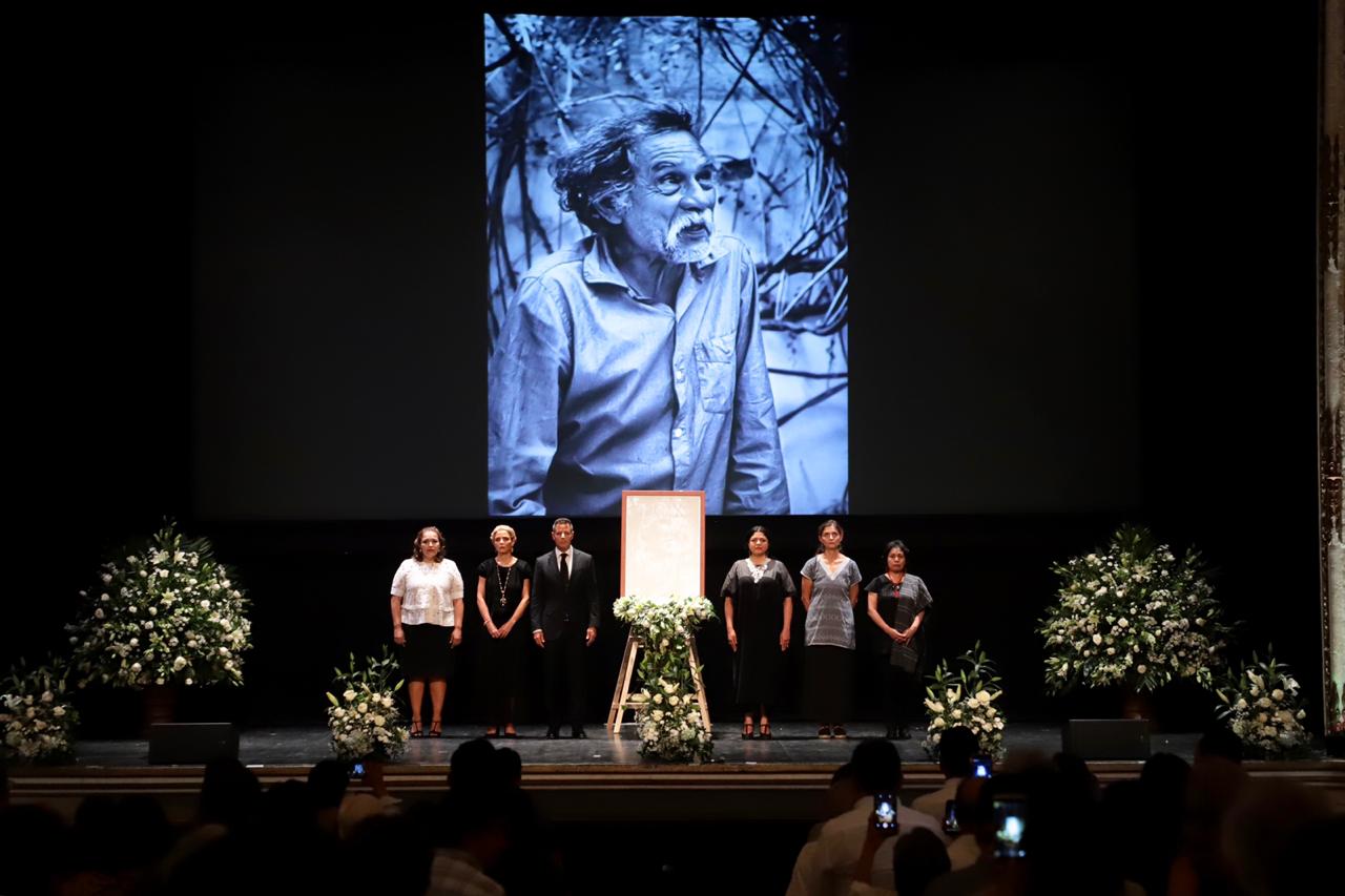 Así despidieron a Franciso Toledo en el Teatro Macedonio Alcalá en Oaxaca (Javier Ríos).