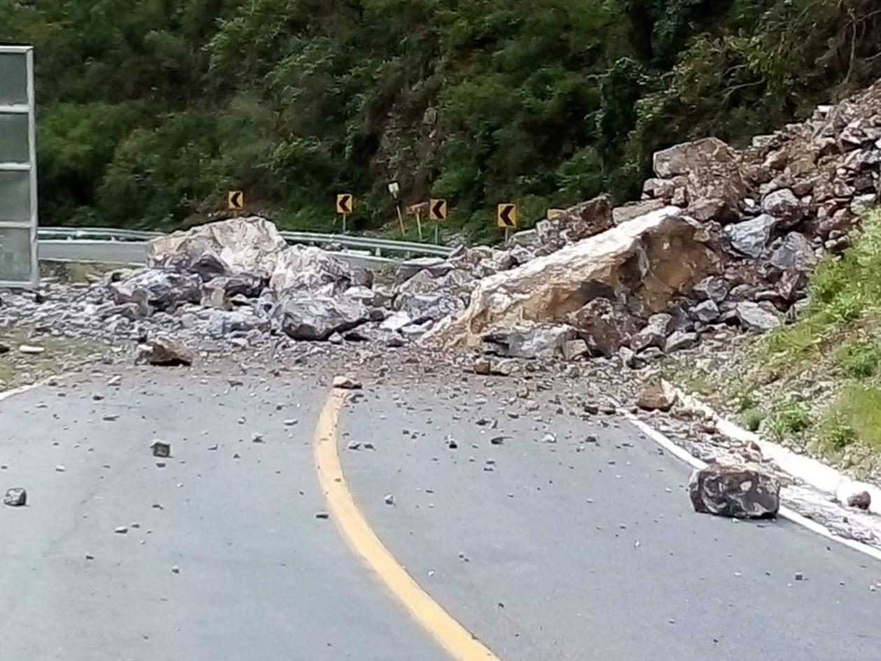 La vía quedó obstaculizada por las piedras. Foto: Especial