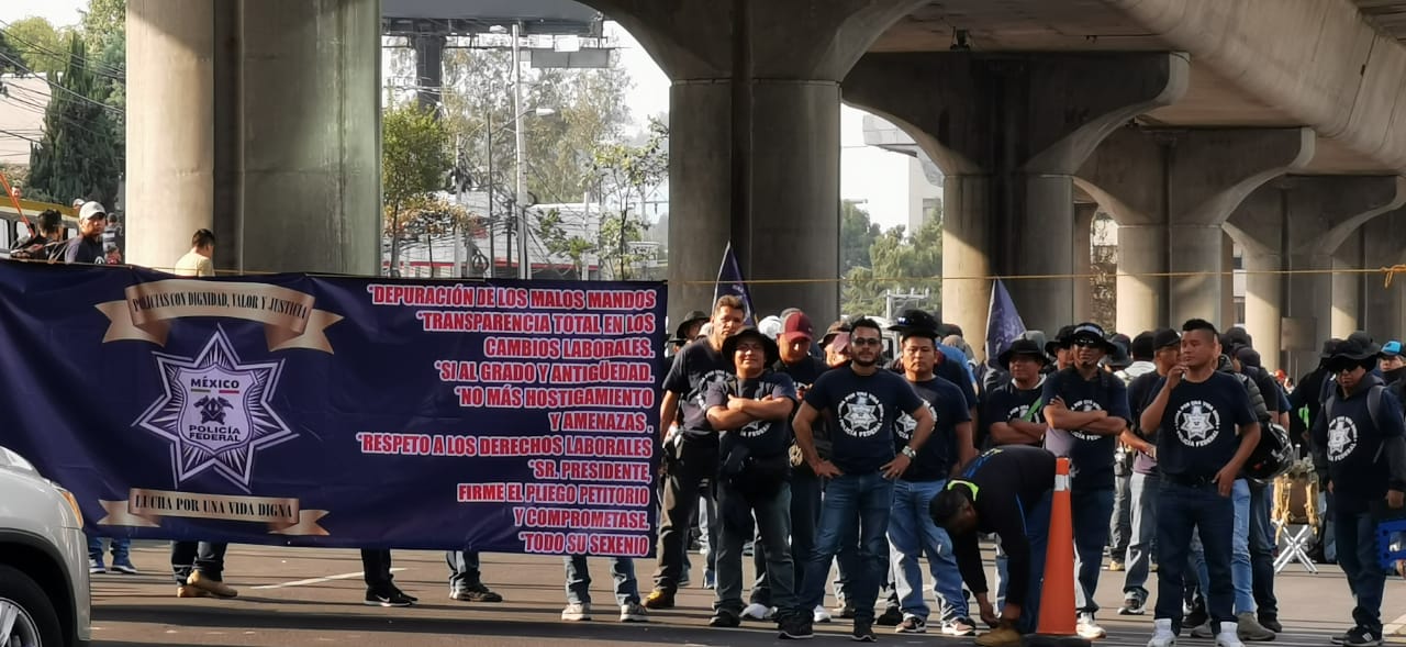 Policías federales bloquean Periférico Sur; exigen indemnización. (Especial)