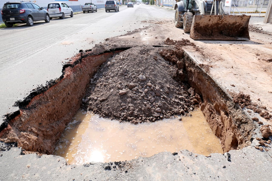 Simas asegura que los trabajos se habían realizado en otro colector de la misma calle. (Mauricio Román)
