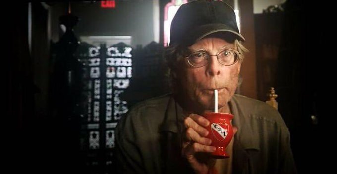 Stephen King con la taza de Independiente en It: Capitulo 2 (Twitter: @Independiente)