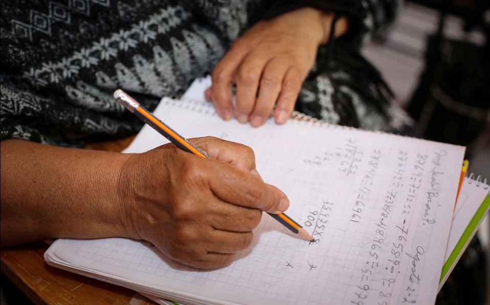 Adultos pueden concluir su educación básica. Archivo.
