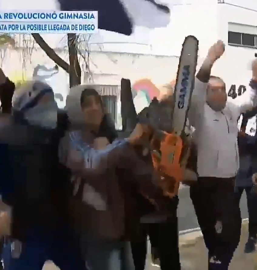 Aficionado celebra llegada de Maradona con motosierra (Captura de pantalla)