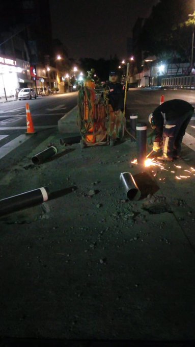 Elementos de la Secretaría de Obras y Servicios de la CdMx participaron en el retiro de postes, luminarios y bolardos.