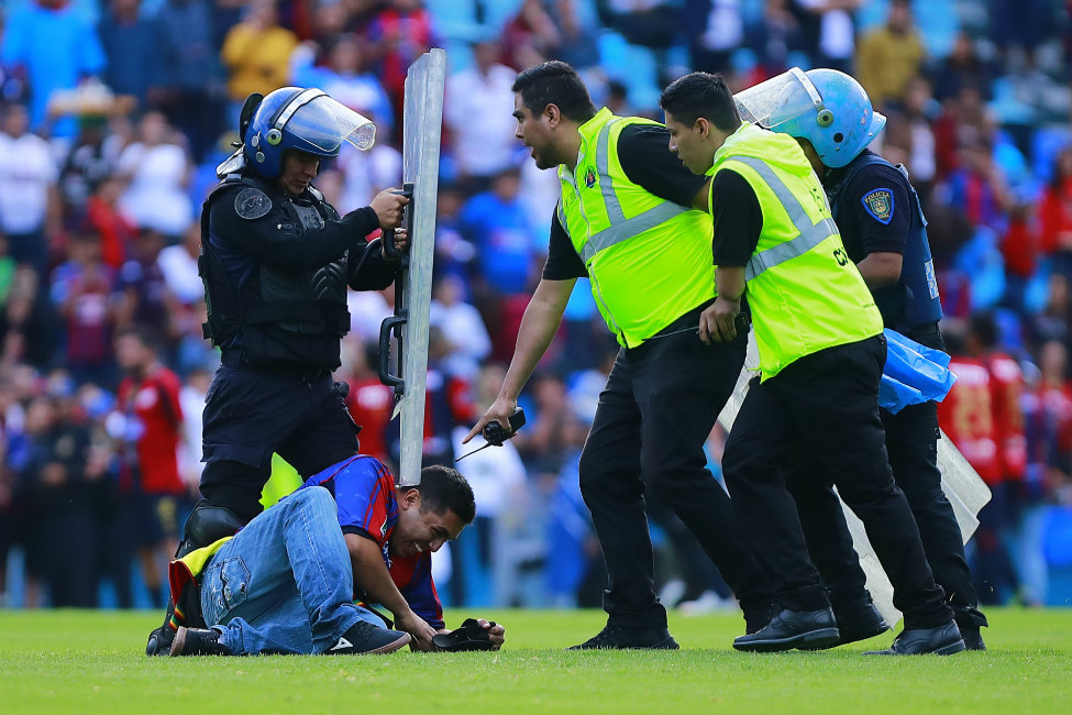 Invasión de cancha en el duelo de leyendas de Cruz Azul y Atlante (Imago7)