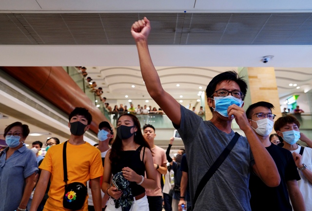 Protestan en centros comerciales de Hong Kong. (AP)