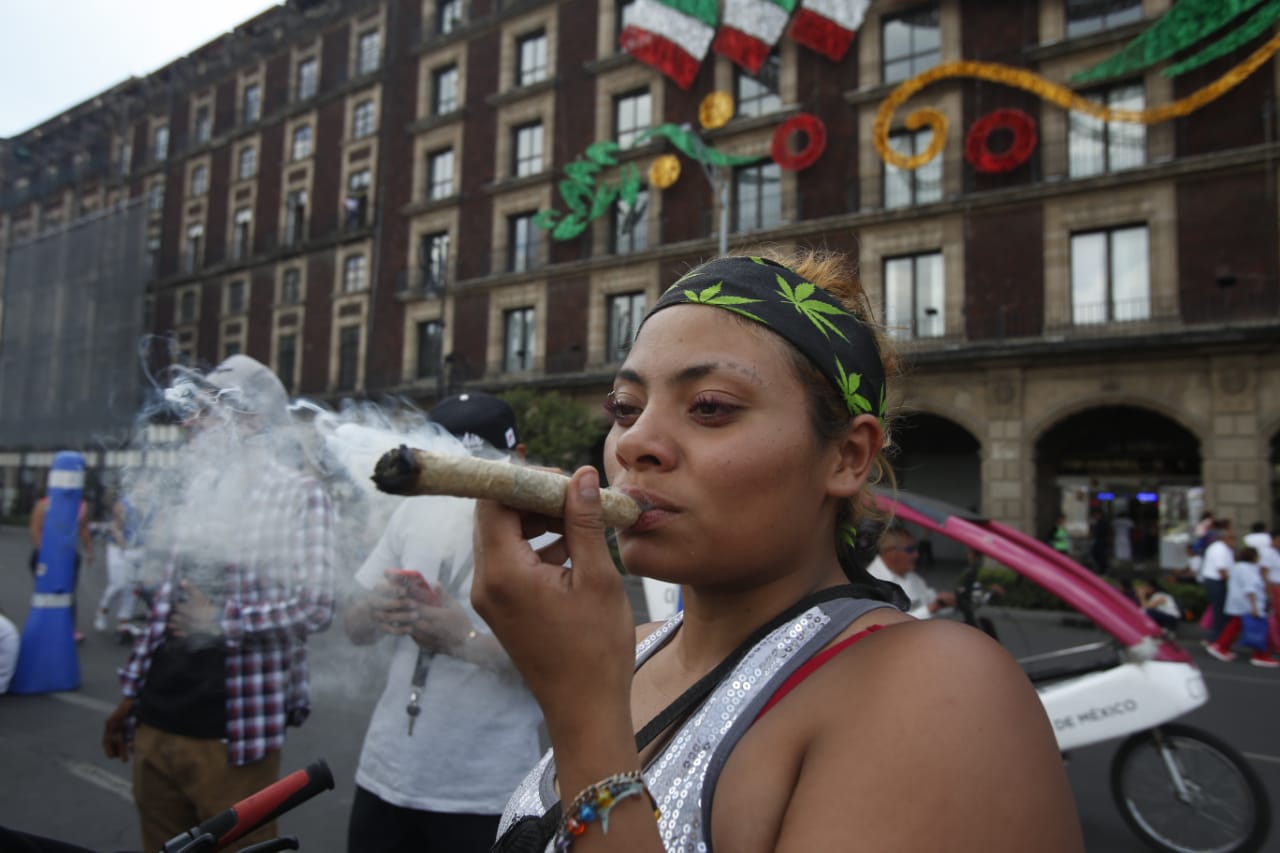 Asistentes fumaron mariguana en las inmediaciones del Zócalo. (Ariana Pérez)