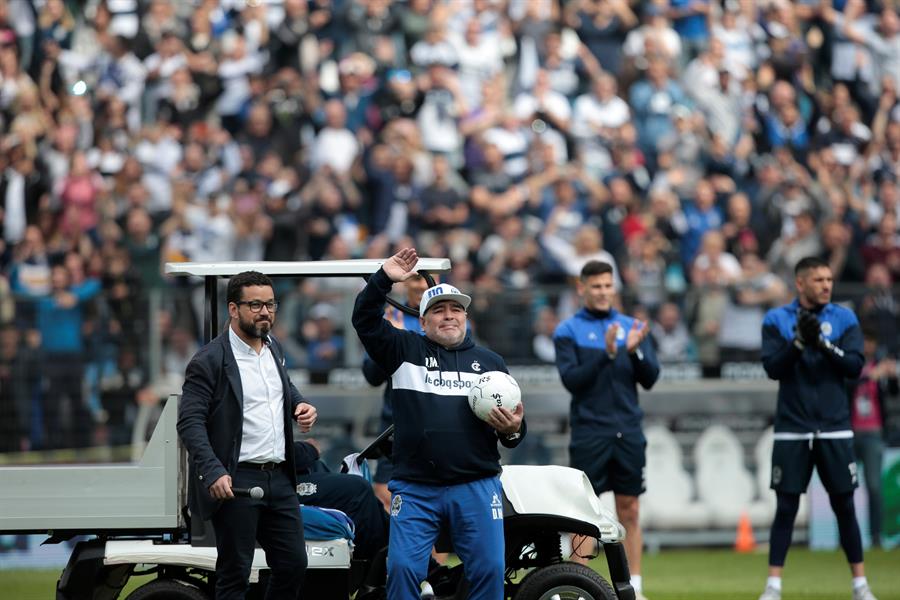 Diego Maradona ya es nuevo técnico del Gimnasia y Esgrima (EFE)