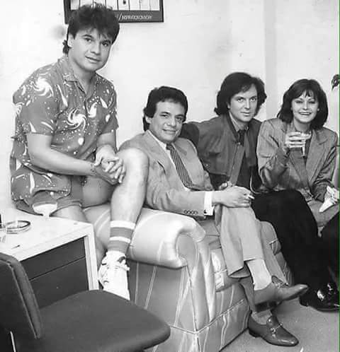 La foto habría sido tomada en 1984 y aparecen sentados sobre un sofá: Camilo Sesto, Juan Gabriel, Rocío Dúrcal y José José en las oficinas de Ariola,