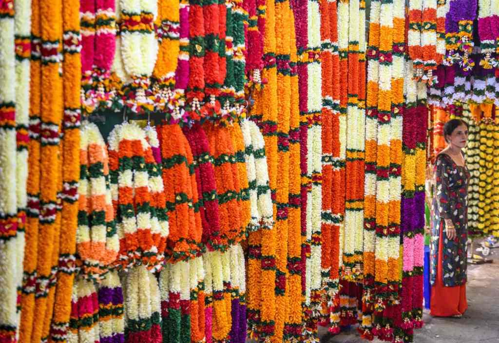 Tailandia. Flores en guirnaldas son puestas a la venta en el mercado Phahurat en Bangkok. (AFP)
