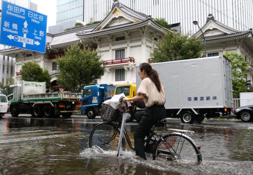Varias zonas han quedado inundadas en Tokio por 'Faxai'; las autoridades recomendaron no salir de sus casas. (AFP)