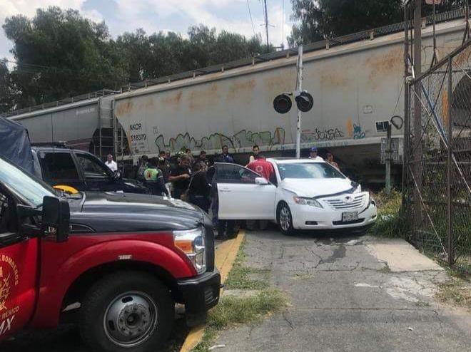 El conductor del Toyota quiso intentar ganarle el paso al tren en la colonia Acueducto de Guadalupe. (Jorge Becerril)