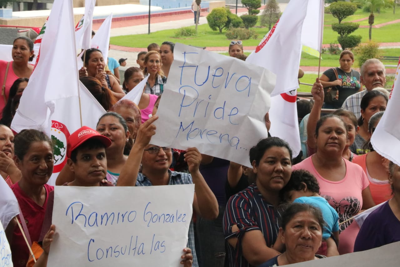 Los morenistas repudiaron que el partido no consultara a las bases, y que Ramiro González. (Foto: Leonel Rocha)