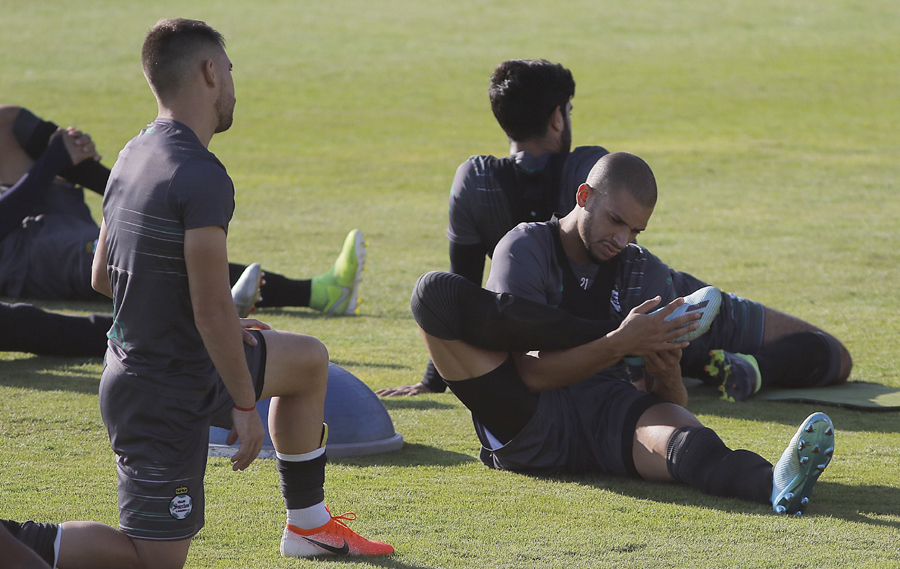 Santos Laguna entrenó a las 9:00 horas en las canchas aledañas al Estadio Corona. (Manuel Guadarrama)