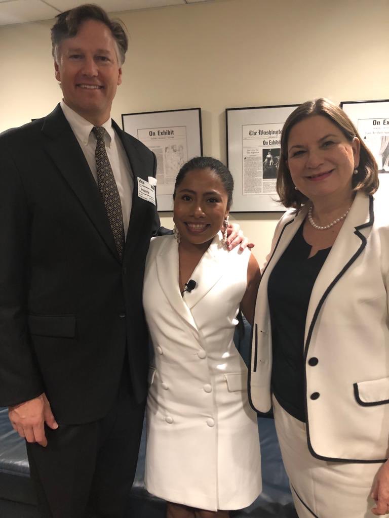 Yalitza Aparicio se reúne con embajador de Estados Unidos (Twitter).
