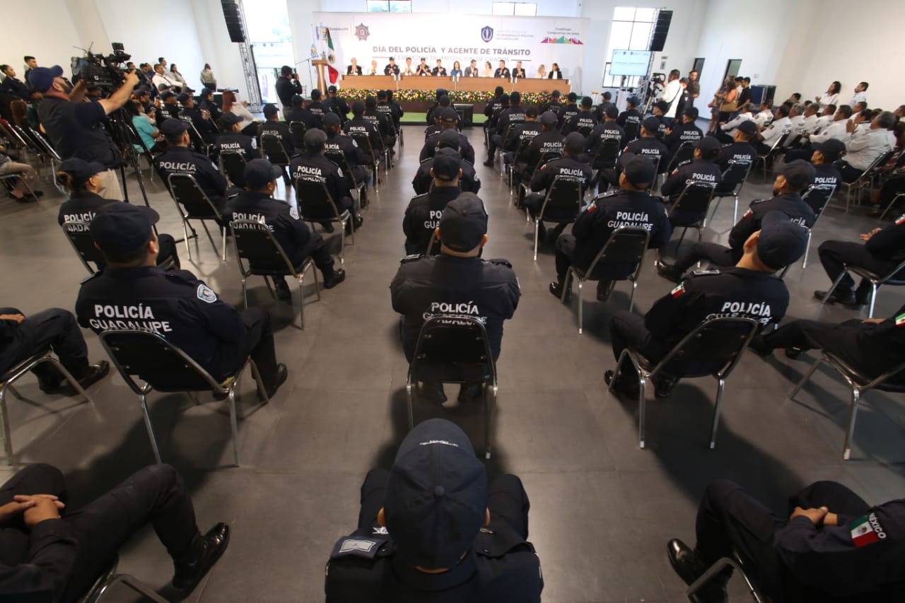La alcaldesa Cristina Díaz encabezó la ceremonia por el Día del Policía. Foto: Raúl Palacios