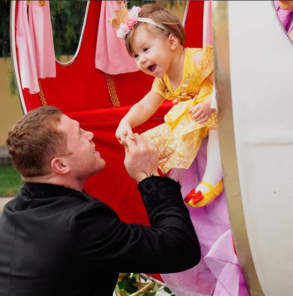 'Canelo' Álvarez le canta a su hija La Incondicional (Instagram @canelo)
