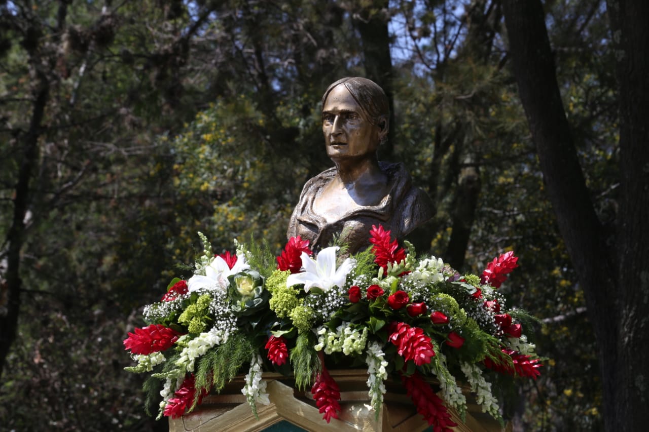 Colocación de ofrenda floral en el monumento dedicado a la Corregidora. (Jorge Sánchez)