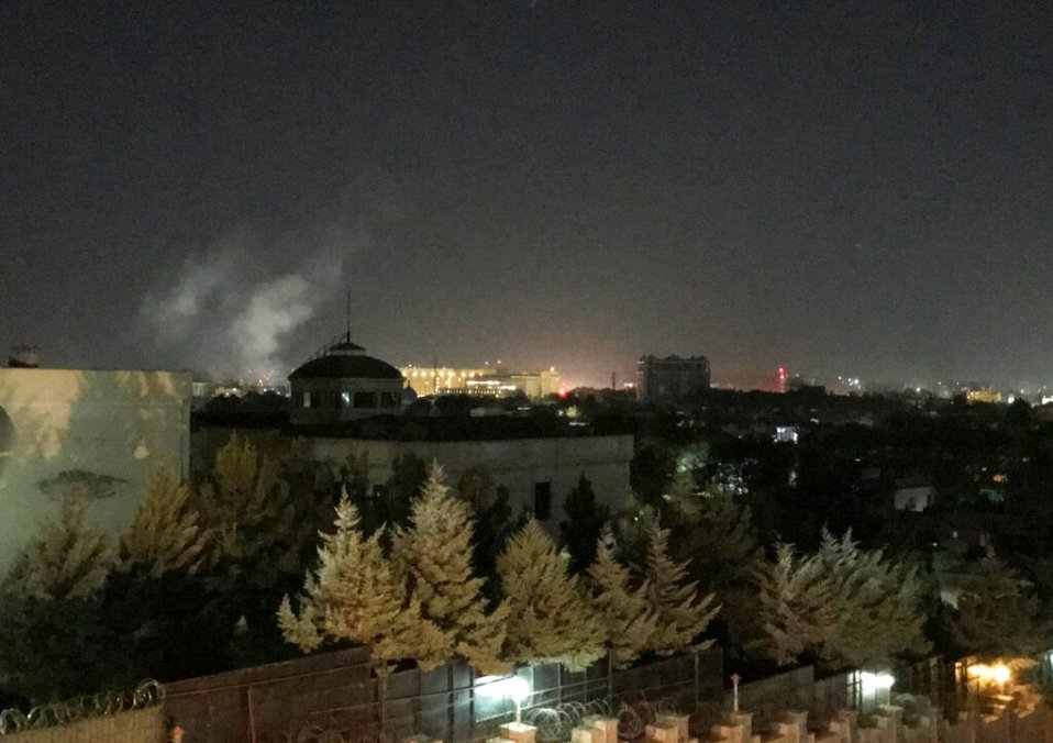 Una columna de nube de humo se observa en la embajada de Estados Unidos, en Kabul. (AP)
