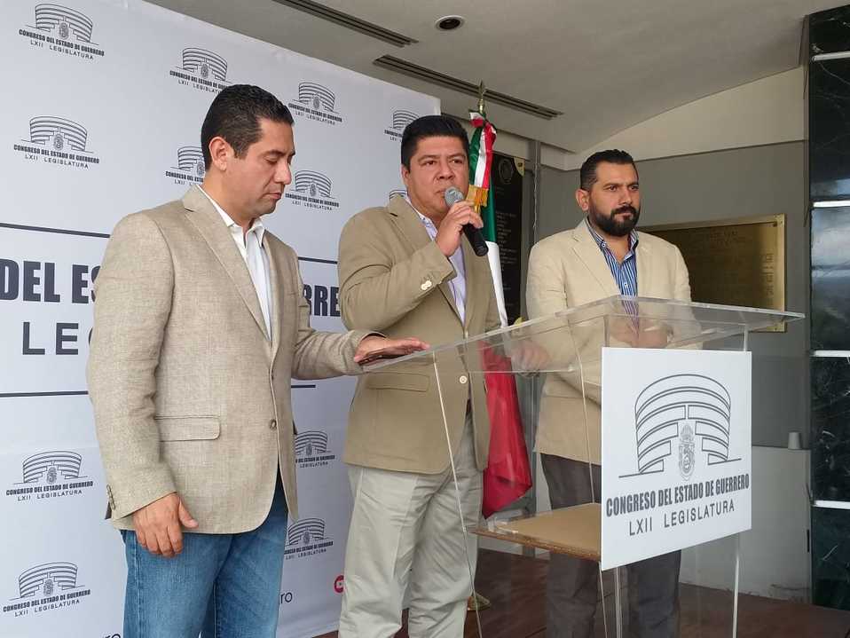 El diputado Cayetano García acusó a los integrantes del Congreso de Guerrero de autorizarse 21 días de asueto. (Rogelio Agustín)