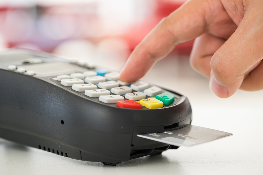 Un hombre memorizaba datos de las tarjetas de crédito de sus clientes para después comprar en línea. (Shutterstock)