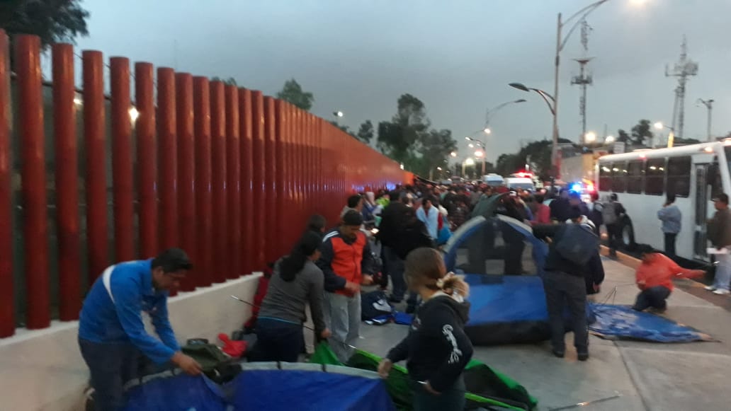 Los maestros afectan la circulación en un carril de la calle Emiliano Zapata./ Fernando Damián