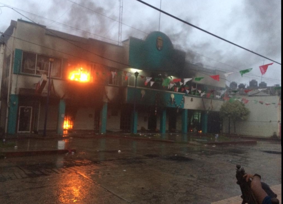 Los manifestantes regresaron a la presidencia municipal para vandalizarla y prenderle fuego. (Julio Navarro Cárdenas)