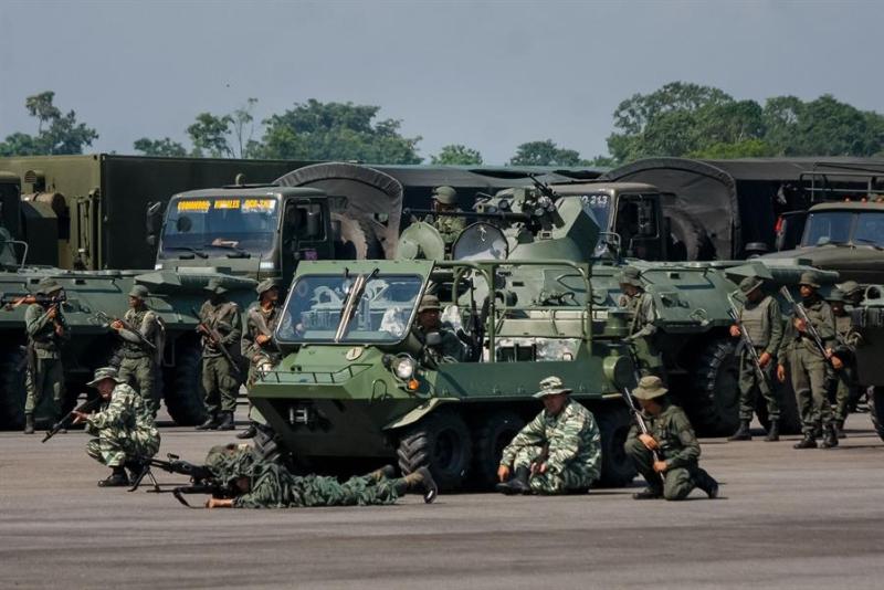 Miembros de las Fuerzas Armadas Bolivarianas de Venezuela toman parte del inicio de los ejercicios militares. (EFE)