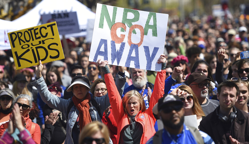 La NRA prefiere ir a los tribunales que abordar la “epidemia” de violencia armada en Estados Unidos. AP
