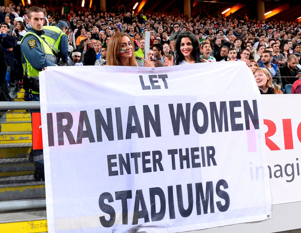 Protestas contra el veto de las mujeres en estadios de futbol (AFP)