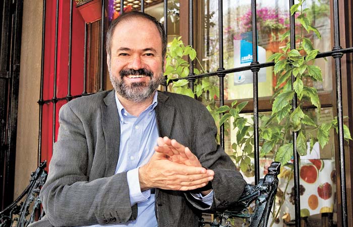 Recuerda que su primer sueldo fue como actor en el Teatro Comonfort; recibió tan poco que le pagaron con monedas. Archivo Milenio