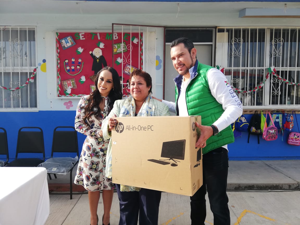 Shadia Martínez Lozada e Israel Félix Soto entregaron computadoras en escuela de Mineral de la Reforma. (Elizabeth Hernández)