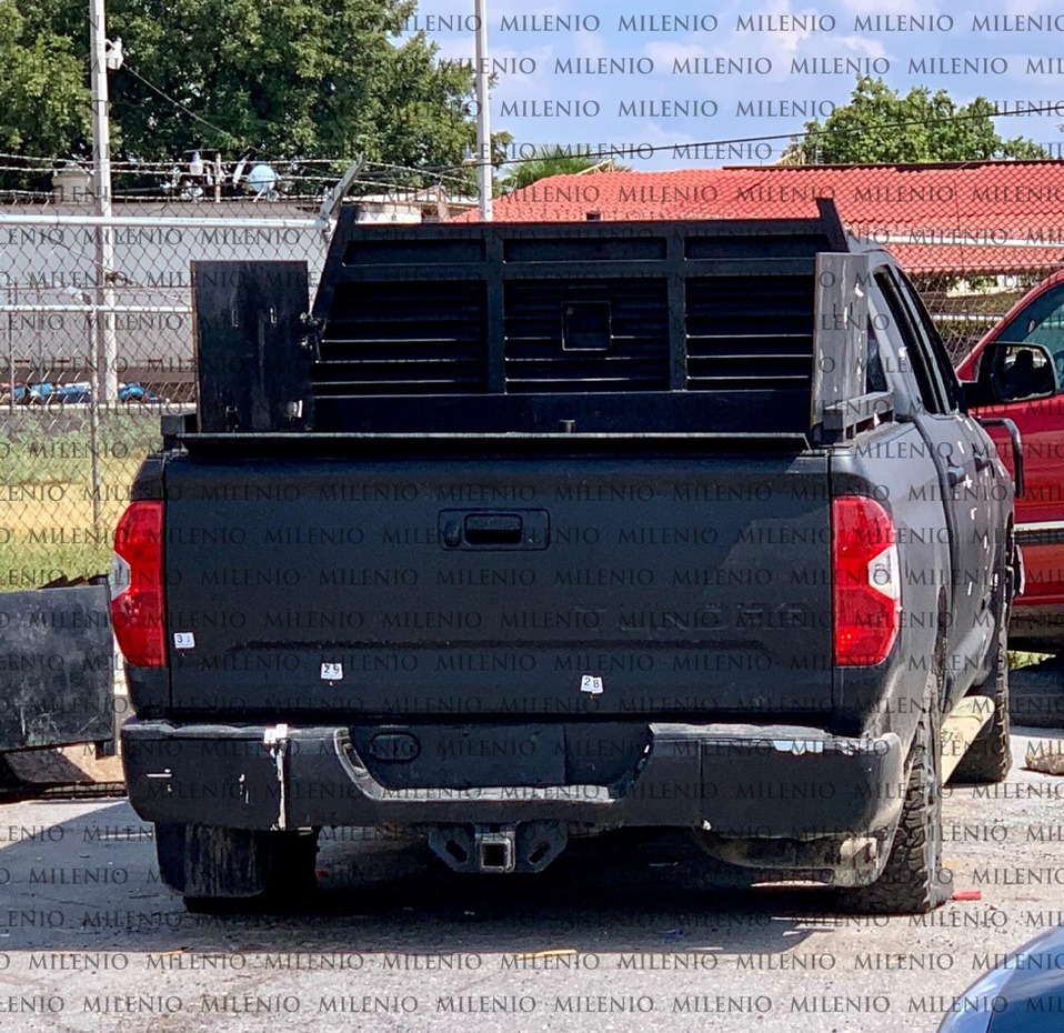 Un testigo clave reveló que policías estatales le ordenaron remolcar la pick up negra con blindaje artesanal.