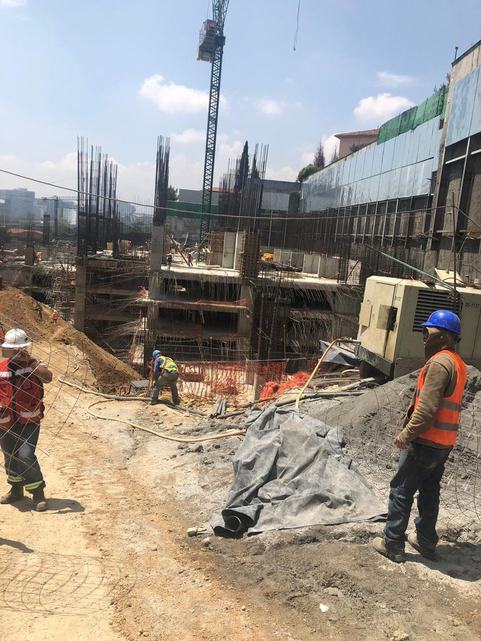 Vecinos acusan que la edificación se sigue construyendo a pesar de las suspensiones por el Poder Judicial. (Especial)