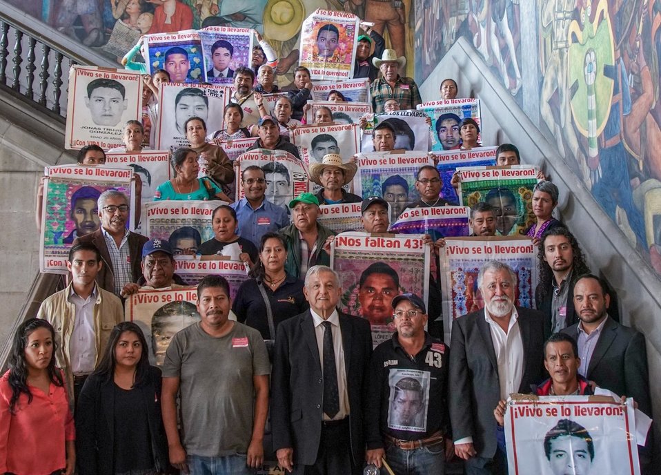 Andrés Manuel López Obrador cuenta hasta 43 por los normalistas desaparecidos de Ayotzinapa en Palacio Nacional. (@lopezobrador_)