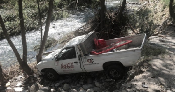 Una camioneta pick up cayó al Río la Silla tras una falla mecánica. (Foto: Especial)