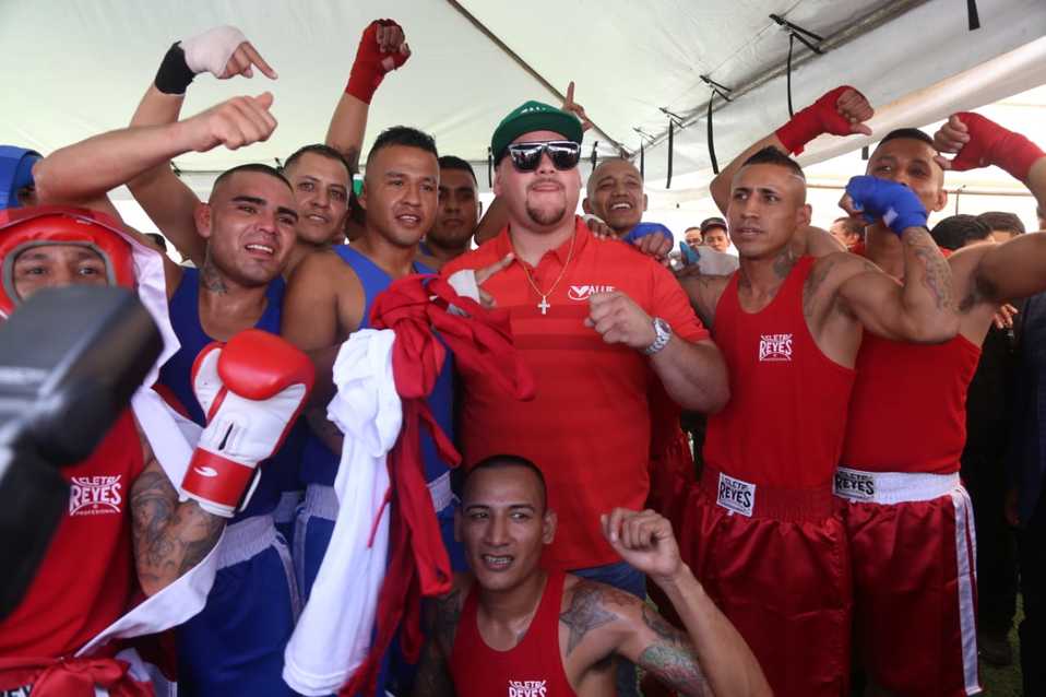 El campeón de peso completo visitó el penal a 20 días de su cierre. (Foto: Jorge López)