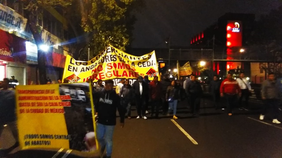 Comerciantes de la CEDA marchan al Zócalo