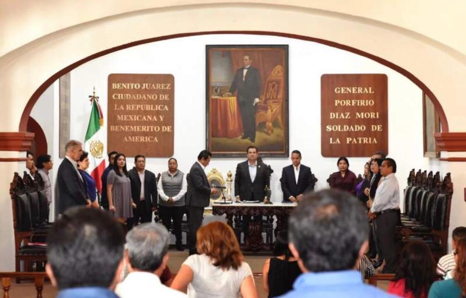 Diputados de Oaxaca guardan un minuto de silencio en honor a Francisco Toledo (Oscar Rodríguez).
