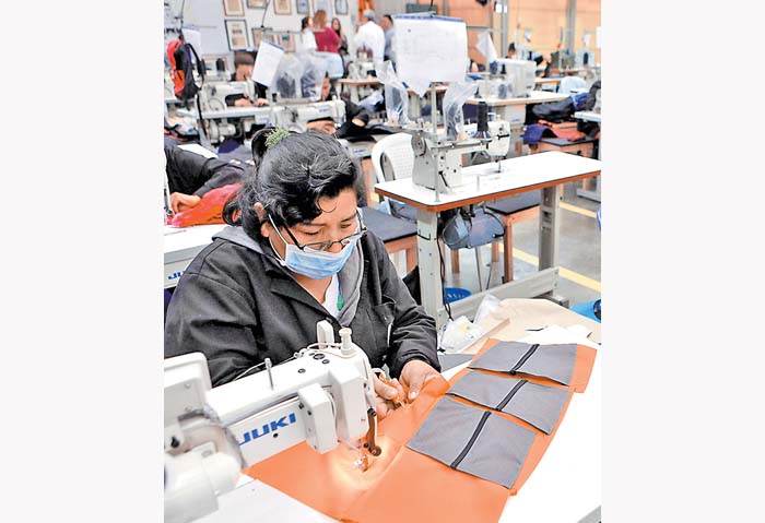 El comercio ilegal de ropa también afecta. Reuters