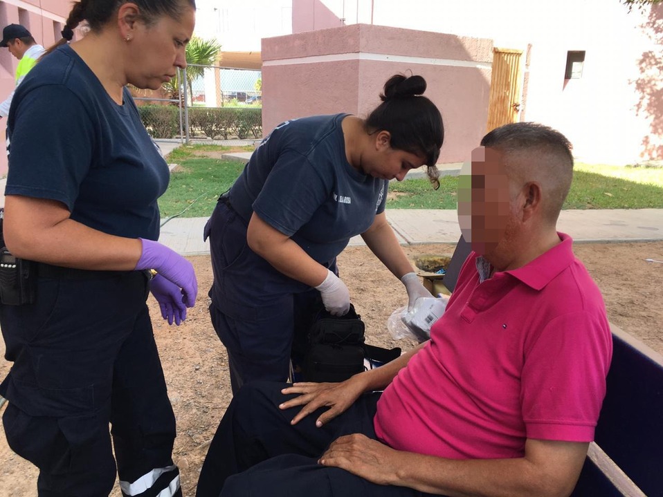 El hombre fue atendido por paramédicos debido a algunos problemas de salud.