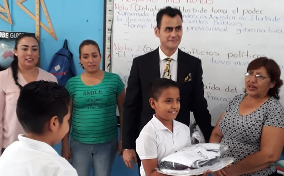 Se realizó una entrega simbólica de uniformes en la Escuela Manuel Cháirez de Gómez Palacio. (Cortesía)