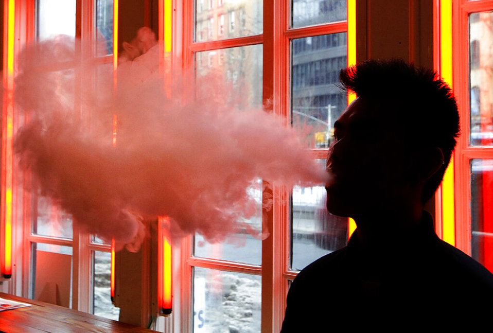 Los escáneres de pulmones de pacientes con enfermedad de vapeo muestran lo que parece una neumonía viral. AP