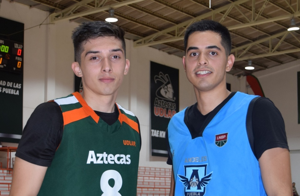 Larry Flores (der.) ahora con Ángeles de Puebla posa junto a su hermano William que seguirá defendiendo la causa de UDLAP (Especial)