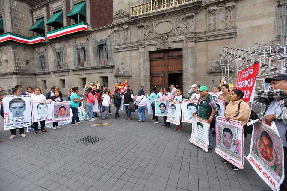Padres de los normalistas de Ayotzinapa llegan a Palacio Nacional para reunirse con Andrés Manuel López Obrador. (Omar Franco)