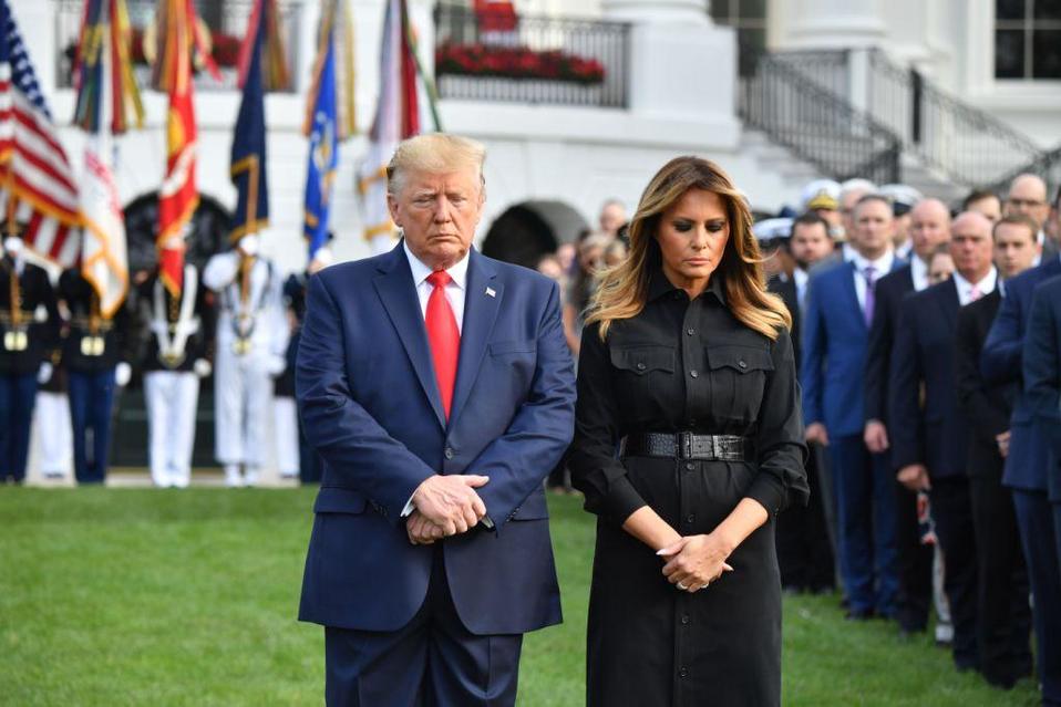 La pareja presidencial guarda unminuto de silencio. AFP